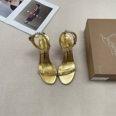 橙子出厂价p christianlouboutin 春夏新款 Cl红底鞋 铆钉一字带高跟凉鞋 铆钉加持 释放你的不羁灵魂 朋克风铆钉 彰显个性酷感十足的铆钉元素