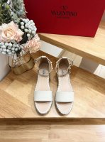 valentino Garavani 荔枝牛皮系带坡跟凉鞋 金属效果工艺处理铆钉装饰 麻绳包裹坡跟 可调节小牛皮系带 坡跟防水台 意大利制造 -35-41