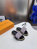 橙子出厂价p louis Vuitton 路易威登 Lv新配色 休闲魔术贴拖鞋 平底凉拖 情侣款 专柜同步更新 鞋面采用独一无二的驴家独特面料 面料轻盈透气 超