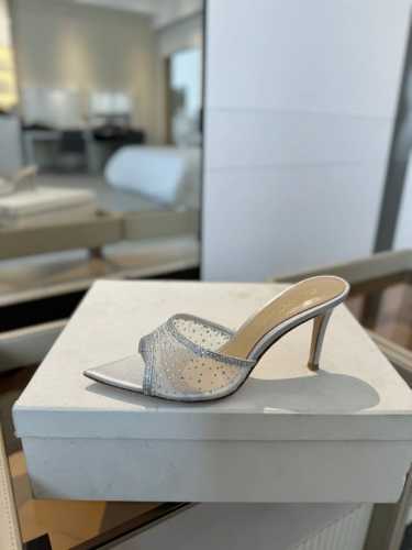 价格： Gianvito rossi 2025 新款拖鞋顶级版本，代购品质！施华洛奇水钻尖头高跟拖鞋，宛如从童话中走来的仙履。施华洛奇水钻璀璨耀眼，如同繁星点点