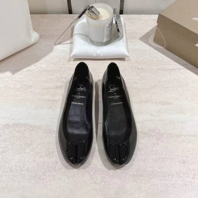 cl X Maison Margiel* 25Ss分趾平底单鞋 maison Margiela 与 Christian Louboutin 推出首个联名鞋履系列