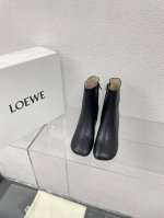 酒杯跟短靴 Loewe 杨幂同款复古乐福鞋 鞋面：黑色小牛皮 内里 水染牛皮 黑色 Loewe秋日超百搭乐福鞋杨幂同款 这款舒服又百搭 超级适合宽和高脚背，不需