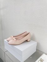 平底Cd 镶嵌珍珠 绸缎 独一无二 高品 粉色质感满满 鞋型升级到极致脚感 超级美 今年必不可少的时尚单品 D-Doll系列经典珍珠配饰时髦又百搭，少女感十足