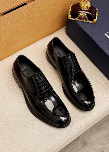 商品商标 Dior 迪奥 商务皮鞋 正码码数: 38-44 45.46.47订做 商品材料 精选 意大利进口头层开边珠牛皮鞋面 进口水染牛皮内里 强烈立体视觉效