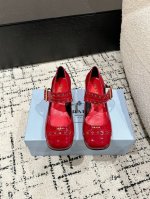 顶级版本Prada 普拉达经典圆头玛丽珍单鞋蛮复古暗黑系的一款玛丽珍颜值和舒适度这块都把我吃的死死的！可盐可甜的娃娃头设计 透着满满的少女感 复古俏皮又不失大气