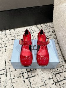 顶级版本Prada 普拉达经典圆头玛丽珍单鞋蛮复古暗黑系的一款玛丽珍颜值和舒适度这块都把我吃的死死的！可盐可甜的娃娃头设计 透着满满的少女感 复古俏皮又不失大气