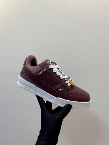 LV Trainer Sneaker 一如继往的给足安全感，实物比图片更好看更精致！梦中情鞋击败～99% 多巴胺百搭，糖果色系真的好甜 元气度满满的 奢华品质，