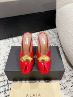 光面 铁扣 Alaia 25 新款鱼嘴高跟拖鞋 人气超高的Alaia 纯手工制作，每一双鞋都好看，美在心尖儿上 这双鞋真的可以算是任何一套穿搭上的点睛之笔，优雅