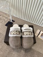 Ugg 刺绣logo圆头鞋 一眼就上头的款式 胖胖的方圆头鞋 加上羊毛边边logo 憨憨的可爱，秋冬穿搭必备单品光鞋身很轻巧，不论是居家还是出街都很可 码数：3