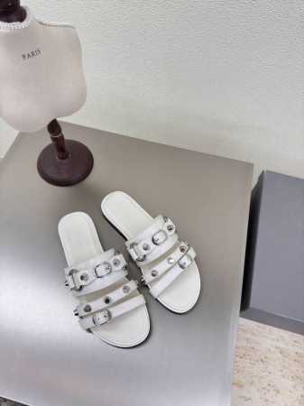 balenciag 平底 机车风 铆钉拖鞋 白色面料 牛油皮 内里 小羊皮 铆钉装饰 巴黎世家 经典设计 顶级版本 全部对版材料 继续着Demna式的对主流华丽 - 点击图像关闭