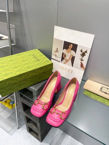 工厂p价 Gucci 经典早春新款马衔扣粗跟单鞋复古方头粗跟设计 上脚超好看 单鞋款后空凉鞋款鞋面采用原版小牛皮内里采用进口羊皮里 跟高:25Cm原版包装 码数