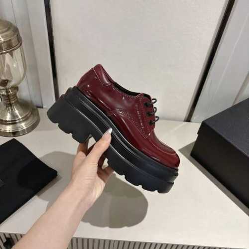 Alexander *Wang 亚力山大 王秋冬最新走秀爆款系列 厚底设计，不仅增添了高度，更赋予你强大的气场。每一步都如同踩在时尚的云端， 鞋面:进口牛皮 内
