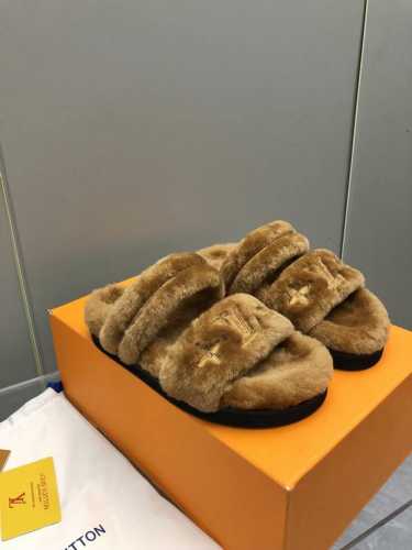 LV 2024新款秋冬毛绒拖鞋超级可爱 这一季的又让我重新爱了它一次！这季节美鞋太多这款毛拖真的是让我无法自拔真太可爱了～ 毛茸茸的羊毛是选用欧洲进口A级羊羔毛
