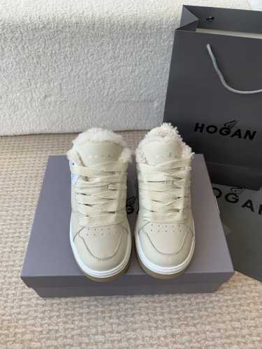 Hogan Chamallow 24ss 秋冬 情侣系列 羊毛 运动休闲鞋 本款Hogan Chamallow系列运动休闲鞋糅合街头风和Hogan时尚理念，鞋型