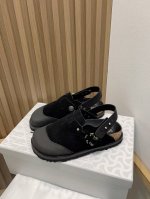 Birkenstock x Dior情侣款全球限量联名款，联名单品重新诠释 TOKIO 穆勒鞋和 MILANO 凉鞋这两款勃肯标志性单品，将实用功能与优雅风范相