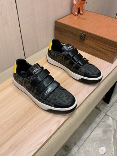 新款: 厂价 芬迪Fendi* 最新爆款休闲鞋，顶端品牌奢侈～代购，顶级～质量。鞋面選用进口透气牛皮搭配织布材质透气羊皮垫脚 精细做工。原版个性时尚柔软橡膠耐磨