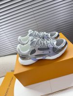 lv L家 驴牌 最新款Olympia系列 情侣款运动鞋 跑鞋~~ lv Olympia 运动鞋融合网格面料与金属质感合成皮革等科技面料 以利落简约设计重绎经典