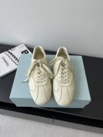 prada 普拉达 25Ss春夏新款 德训鞋 休闲鞋 精工制造 缝线均匀 皮质质感一览无余 多色拼接 时尚大方 柔软舒适透气 外侧饰有prada字母徽标 搭配织