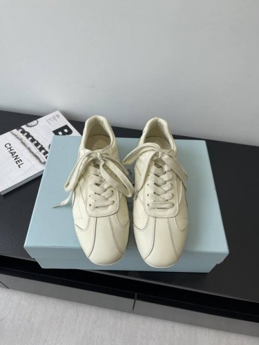 prada 普拉达 25Ss春夏新款 德训鞋 休闲鞋 精工制造 缝线均匀 皮质质感一览无余 多色拼接 时尚大方 柔软舒适透气 外侧饰有prada字母徽标 搭配织