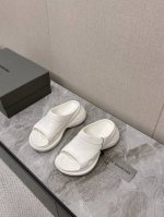 Balenciaga巴黎世家春夏拖鞋最新款系列推出探索时尚界对于原创与挪用的概念、以全新系列致敬传承与经典，以标志性Balenciaga廓形和轮胎抽象大底，碰撞