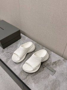 Balenciaga巴黎世家春夏拖鞋最新款系列推出探索时尚界对于原创与挪用的概念、以全新系列致敬传承与经典，以标志性Balenciaga廓形和轮胎抽象大底，碰撞