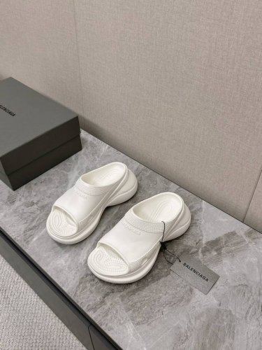Balenciaga巴黎世家春夏拖鞋最新款系列推出探索时尚界对于原创与挪用的概念、以全新系列致敬传承与经典，以标志性Balenciaga廓形和轮胎抽象大底，碰撞