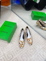 出厂 马毛BOTTEGA VENET* 跟高 4.5cm 对标对版 五金原版一致 请对比官图 原版马毛材质 对版 一致原版一比一做法 跟型豹纹 当今流行的又一趋