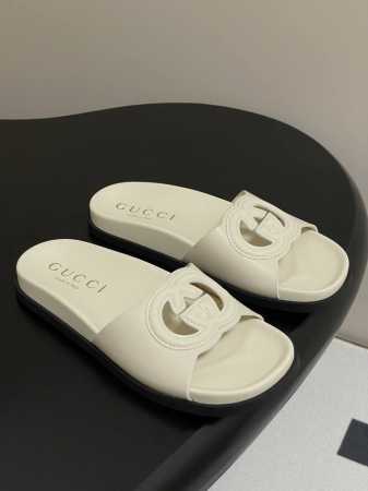 25Ss夏季新款Gucci双Ｇ镂空厚底沙滩凉拖鞋 这款单品出自Gucci Lido系列，设计灵感源自意大利海岸的夏日风情和海滩俱乐部。从为品牌注入荣光的20世纪 - 点击图像关闭
