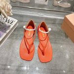 2025Miumiu .新款漆皮粗跟夹趾玛丽珍凉鞋 弧形鞋头 圆润线条演绎谐调美学 又高级又大牌 富家千金既视感~休闲凉鞋与玛丽珍风格融合 塑就新款混搭风漆皮鞋