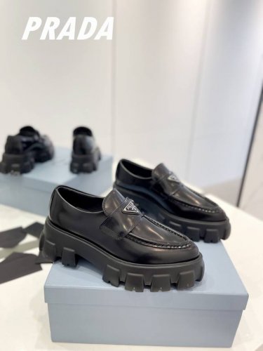 工厂价 顶级PRADA 大爆款无疑！好看到爆炸，众多网红上脚，工作 休闲两不失误，独立风格各处无可挑剔的细节做支持专柜验货对比1:1。 私家模具大底，鞋底是哑光