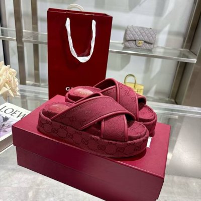 女士新款 Gg 交叉鞋面 厚底凉拖鞋 标志性的古驰标志和精致图案以当代方式重新诠释，用于最新的古驰系列。这款楔形凉鞋采用Gg帆布制成，以标志性的轮廓为特点。 酒