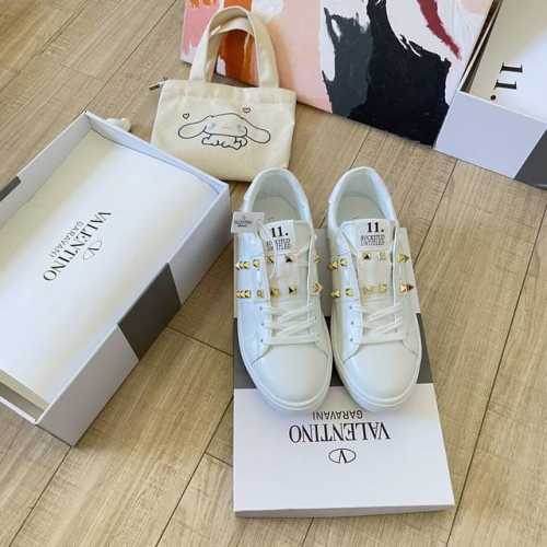 出厂 Valentino 华伦天奴顶级专柜 官网同步 独家首发 Valentino华伦天奴 情侣限定 专柜新配色 小红书热搜新款 同款明星穿搭 原版开模 代购版
