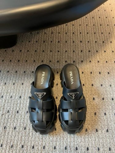 Prad* 25Ss厚底罗马编织半拖 超火爆Prad*普拉达 最新春夏锯齿罗马编织超轻厚底 凉鞋！复古时髦前卫的轮齿 让整双鞋轻便舒适 满足不同风格时髦人士的多