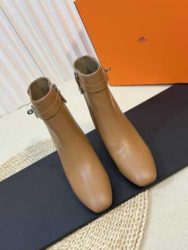 Herm*s 爱仕秋冬新款短靴 顶级品质 Hermes 经典款 Kelly扣短靴 上脚超级有气质 而且也是官网主推款 经典永不落时 鞋面全小牛皮 内里羊