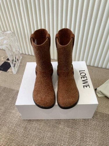 Loewe 罗意威 24Ss 秋冬新款 方跟厚底女靴套脚一脚蹬弹力靴牛皮平底时装靴短靴 简约大气时髦 耐看不过时 是时尚圈永不退潮的经典所在 复古的英伦风格 让