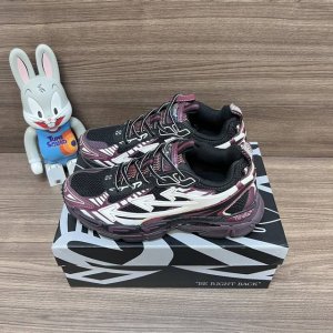 顶级版本Off-White Be Right Back 圆头系带休闲鞋男女同款紫白色。 一款名为“Be Right Back”运动鞋的跑鞋这款运动鞋的设计灵感来
