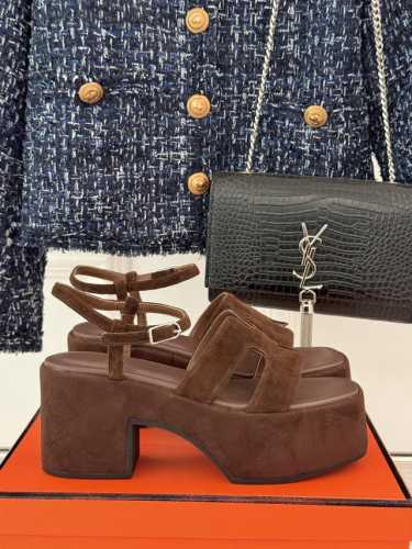 厂价 Hermès 爱马仕经典H厚底凉鞋依旧是永恒经典的H造型 极约复古的设计 浓厚的异域风情厚底在拉长腿方面真的yyds百搭舒适 上脚秒变大长腿！面料采用进口