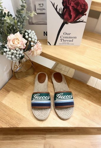 女款 男款 Gucci 巴黎2025春Ines刺绣麻底渔夫鞋鞋695欧 Gucci 这款“Ines”麻底鞋采用柔软的丹宁布制于意大利，橡胶底带黄麻边饰。立体感字