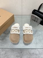 工厂价： 皮毛一体 UGG 24刺绣logo拖鞋火爆来袭 一眼就上头的款式 胖胖的方圆头鞋 加上羊毛边边logo 憨憨的可爱，秋冬穿搭必备单品鞋身很轻巧 不论居