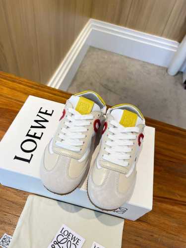 实价: LOEWE 今年罗意威的鞋子是大大地火起来了，这款芭蕾休闲鞋，人手一双的节奏 脚后跟设计新颖 像芭蕾舞鞋一样很好的贴合脚后跟，柔软舒适，这款阿甘鞋会被评