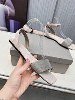BrunelloCucinelli 。B C凉鞋上新款了。进口羊绒面料。内里进口羊绒，纯铜珠链，原版真皮底，上脚美观大方，百分百原版开发。原版包装，码数35 －