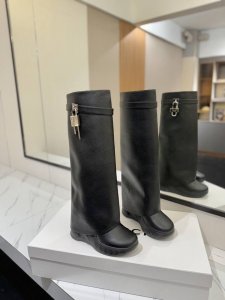 GIVENCHY纪梵希2024新款坡跟增高显瘦鲨鱼靴 风靡时尚圈的裤腿靴，非纪梵希莫属 堪称裤腿靴开山鼻祖，增高，显瘦 经典版型一再升级，全真皮制作 正品开模，