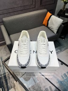 G I V E N C H Y 纪梵希新款 专柜同步 人手一双 不容错过 专柜买版 完全1:1 开模定制顶级版本 原版展示提供对比 让大货做到和原版0区别 实物