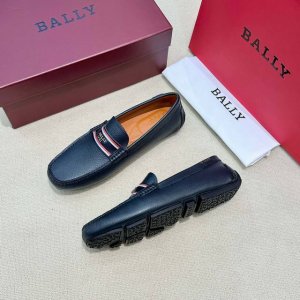 调工厂p价 男装男鞋 运动原单 这款蓝色 Bally 男士驾驶鞋采用防滑橡胶鞋底和进口荔枝牛皮革鞋面 前部饰有便士乐福鞋饰袢细节 搭配 品牌标志五金与5D色彩多