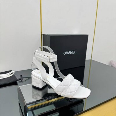 高版本！ ★小香 春夏新品 专柜新款凉鞋电绣凌格永不褪去的经典元素 展现与众不同的穿搭风格美到无话可说 夏季必入款 鞋面：进口羊皮 针织面料 内里：混种羊皮 跟