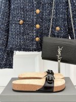 厂价 Balenciaga巴黎世家 X Scholl联名款木塞底勃肯拖鞋 以巴黎世家的设计才思融合 Scholl 的工艺专长，打造格外舒适的护足鞋履与鞋垫。其中