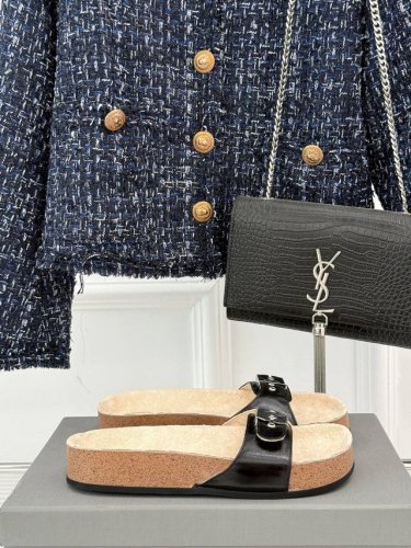 厂价 Balenciaga巴黎世家 X Scholl联名款木塞底勃肯拖鞋 以巴黎世家的设计才思融合 Scholl 的工艺专长，打造格外舒适的护足鞋履与鞋垫。其中