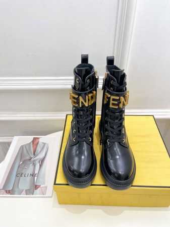 橙子出厂价 FENDI 芬迪 秋冬新款 Graphy系列走鞋款马丁靴 字母系带中筒靴 机车造型时尚前卫，上脚非常舒适。超纤牛皮面料，搭配金色FENDI金属配饰， - 点击图像关闭