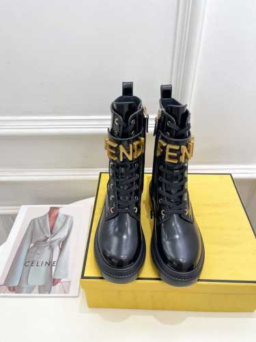 橙子出厂价 FENDI 芬迪 秋冬新款 Graphy系列走鞋款马丁靴 字母系带中筒靴 机车造型时尚前卫，上脚非常舒适。超纤牛皮面料，搭配金色FENDI金属配饰，