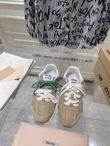 p直销 女鞋 女装 男码+20 Miumiu 缪缪G027Miu Miu X New Balance联名款运动鞋 早春发售前先近赏同样是在十月的巴黎时装周，又被